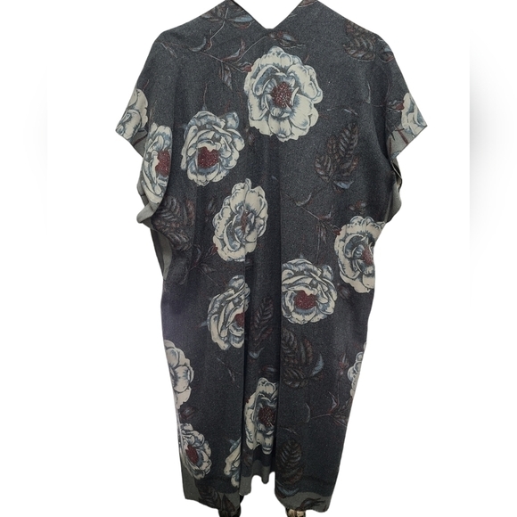 DO EVERYTHING IN LOVE Cotton Blend Floral Gray Shawl Cover Up - Picture 2 of 4